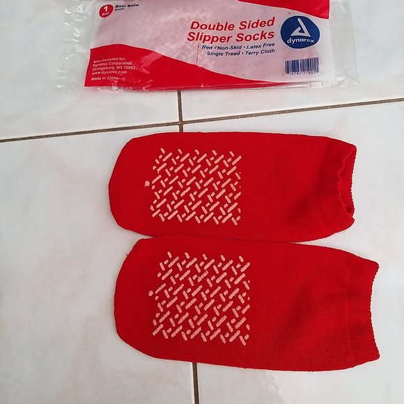 3 PAIRS OF HOSPITAL  DOUBLE SIDED NON-SLIP RED SOCKS  DYNAREX   NEW - Picture 1 of 3